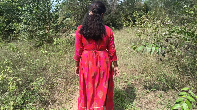 Magilmathi: Quente buceta cremosa no lado da floresta ao ar livre