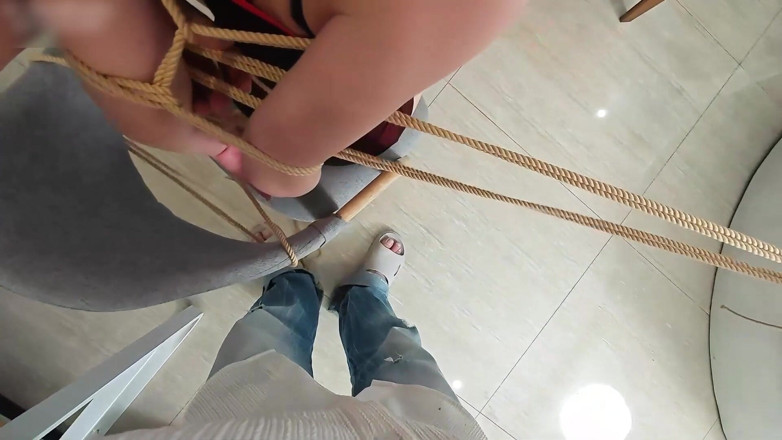 Asian bondage: Perspectivă la persoana întâi: procesul de a-și imobiliza iubita desculță, gâdilându-i...