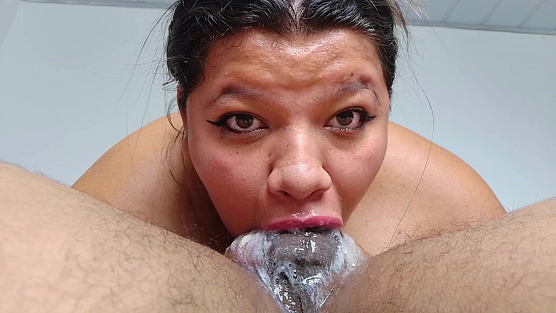 Hot Strawberry: 一个男人躺在我的床上，我用他女友的名字给他- 第二部分