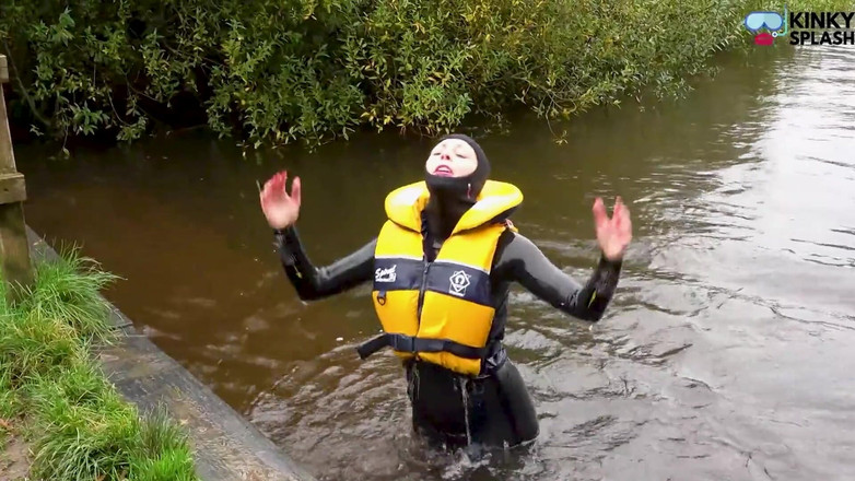 UKCuteGirl Lucy Lauren: Lifejacket &amp; Wetsuit Yang Selesa Menyelamatkan Lucy Dari Bencana Sungai