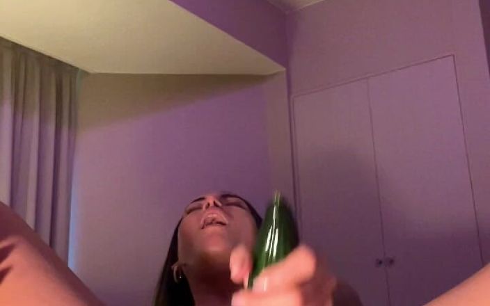 Mianins: Placer de pepino con Mia Nins - inserción de juego propio...