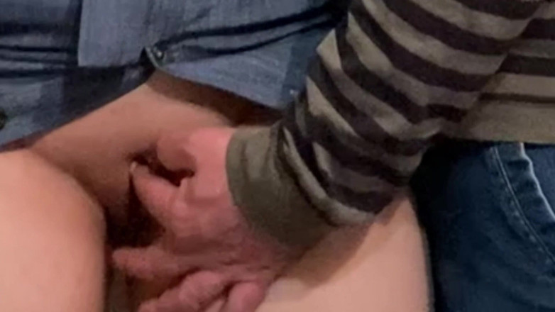 PriyaNaavya: 더러운 취미! 공공 장소에서 완벽한 보지를 핑거링하는 노인