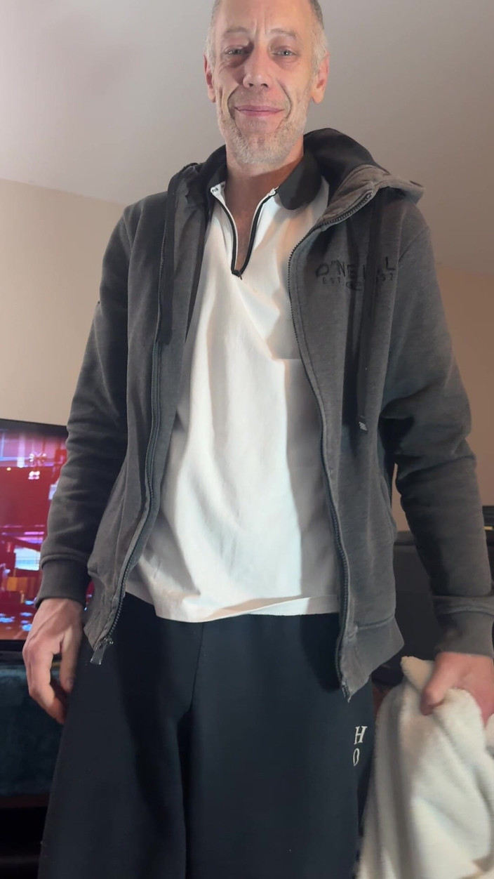 EmoDream1998: Táta mi čistí lak na nehty.