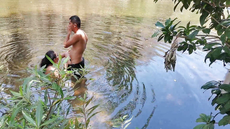 Marys: Wow!!! Pomáhá mi koupat se a pak šukáme uprostřed laguny