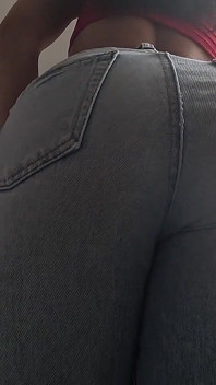 Non sopporto faccio la pipì nella lavanderia