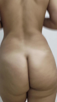 Knackarsch latina teen springt nackt herum