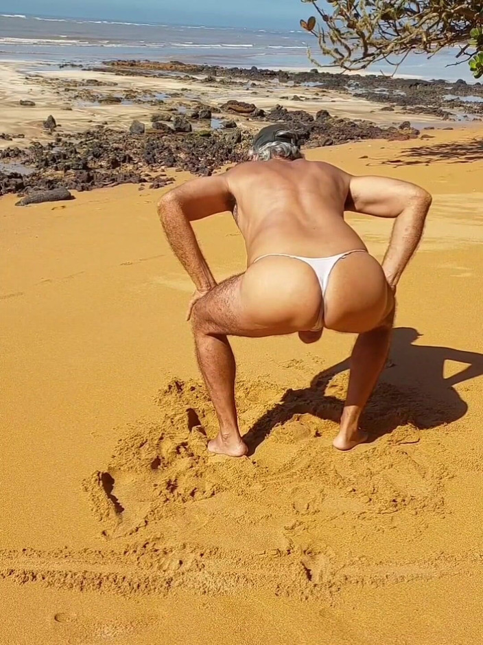 Ladysilvas: Ladysilva Crossdresser Menunjukkan Pantat Panasnya Dalam Seluar Dalam Di Pantai