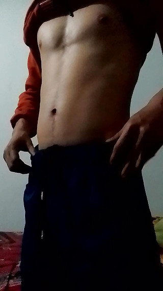 Gangbang straight: Byla doma sama a užila si prstění v zadku