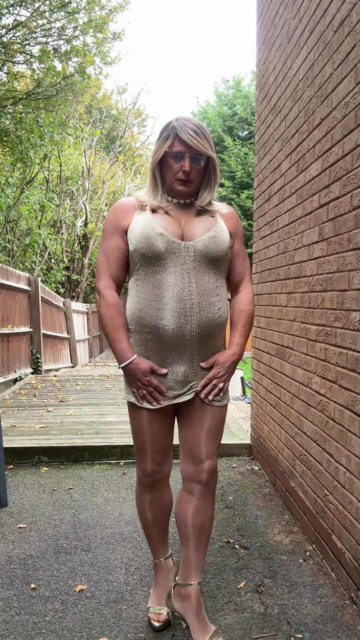 Kellycd2022: Sexy Crossdresser Kellycd2022 ve zlatých okamžicích Hedvábné hladké punčocháče a...