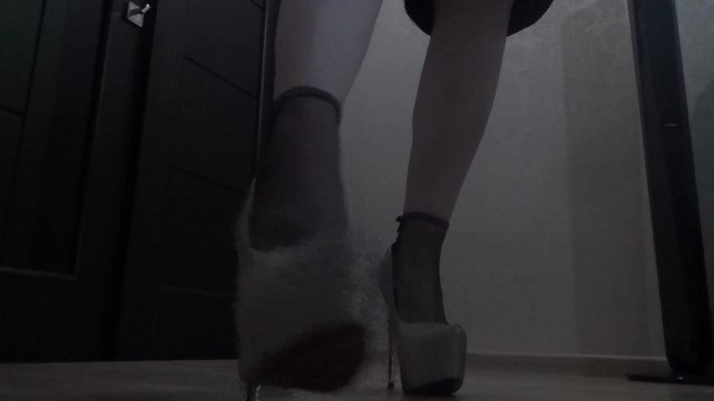 Goddess Misha Goldy: Jalan dengan sepatu hak tinggi dan kaus kaki