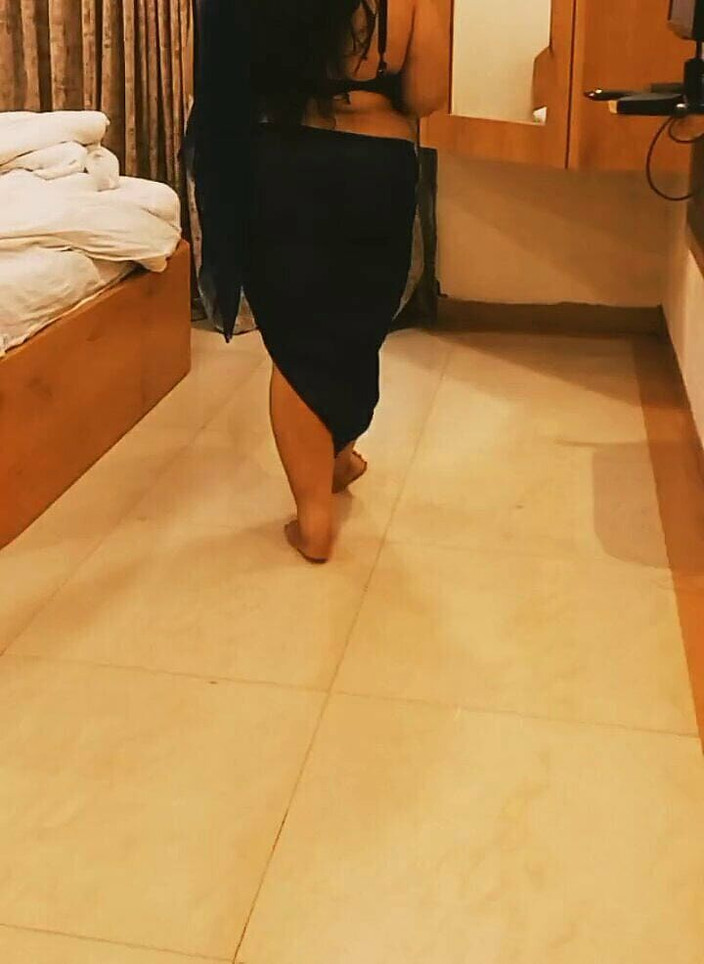 SameerPhunk: Indiana namorada gordinha caminha em câmera lenta, mostrando sensualmente seu...