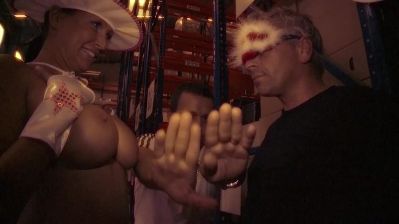 MCG Empire: Une MILF aux seins géants se fait éjaculer dans la bouche...