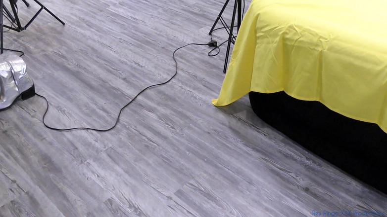 Rex Ringo XXX Productions: Las animadoras son útiles en una sesión de fotos con la...