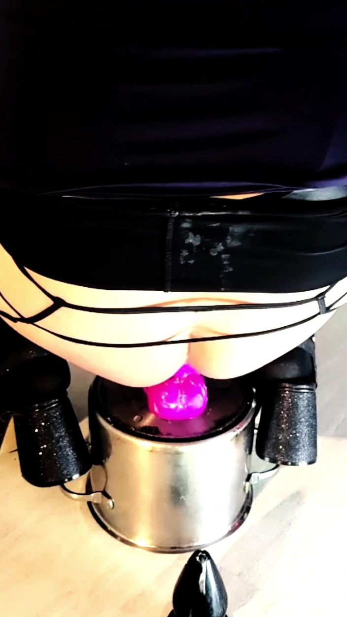 kandiKane: ホットなニューハーフのカンディが太い紫色のディルドでお尻を犯される