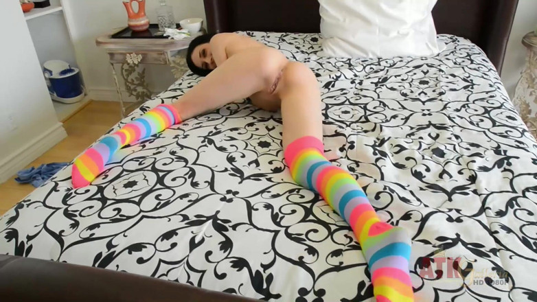 ATK Fans (Toys): Aiden Ashley gémit si fort pendant qu’elle se masturbe