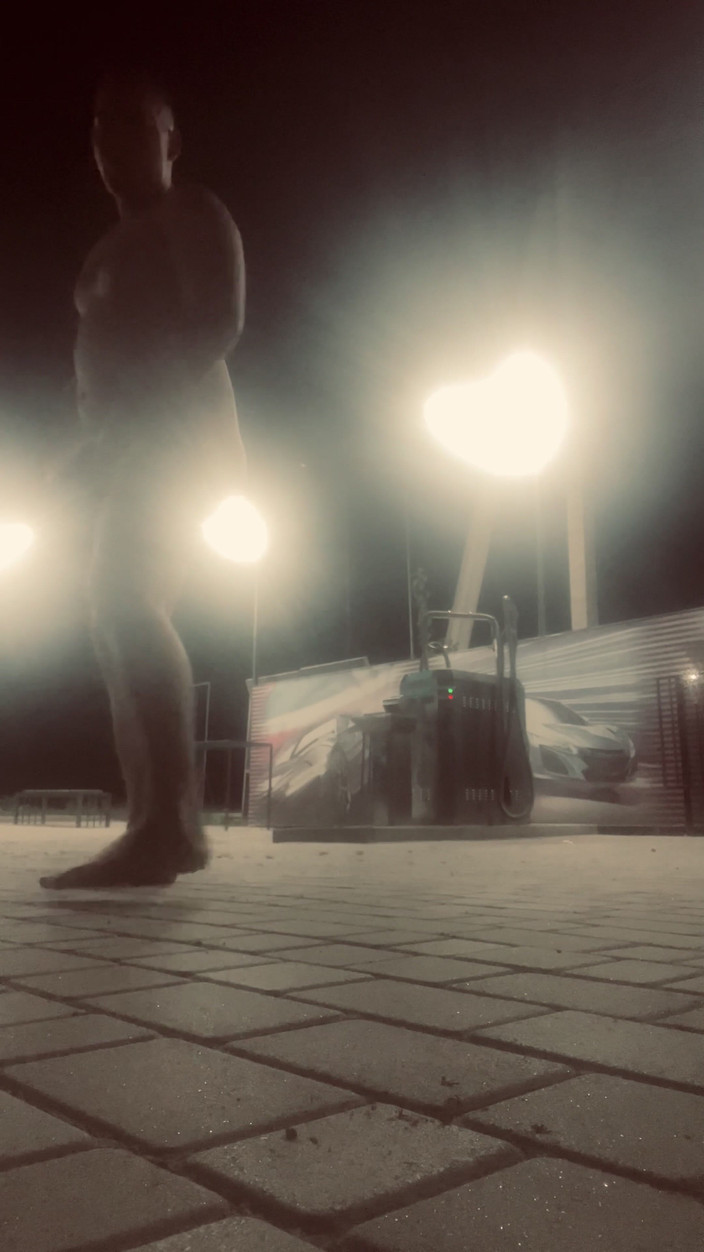 Merry Bell: 路上のゴミ箱からタバコの吸い殻やゴミを食べる