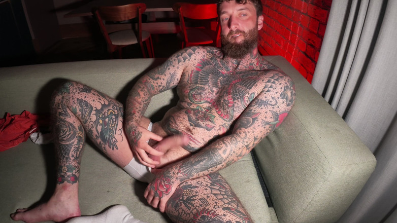Tattooed Dom: Tätowierte dom-anbetung, arsch und füße solo