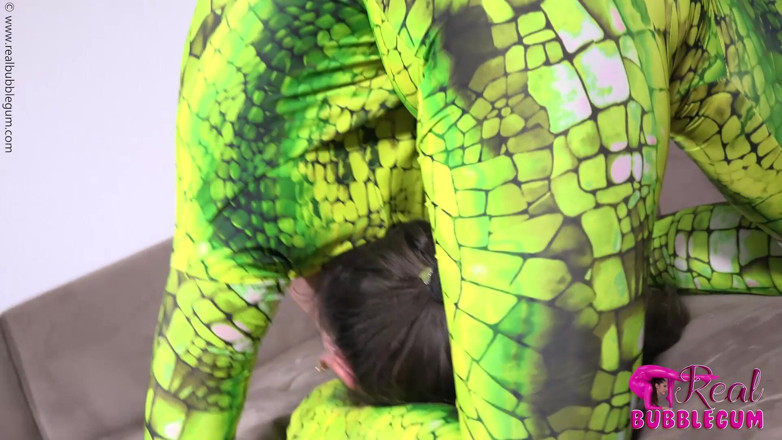 Flexilady: Doamnă fără spine în costum de pisică verde lucios