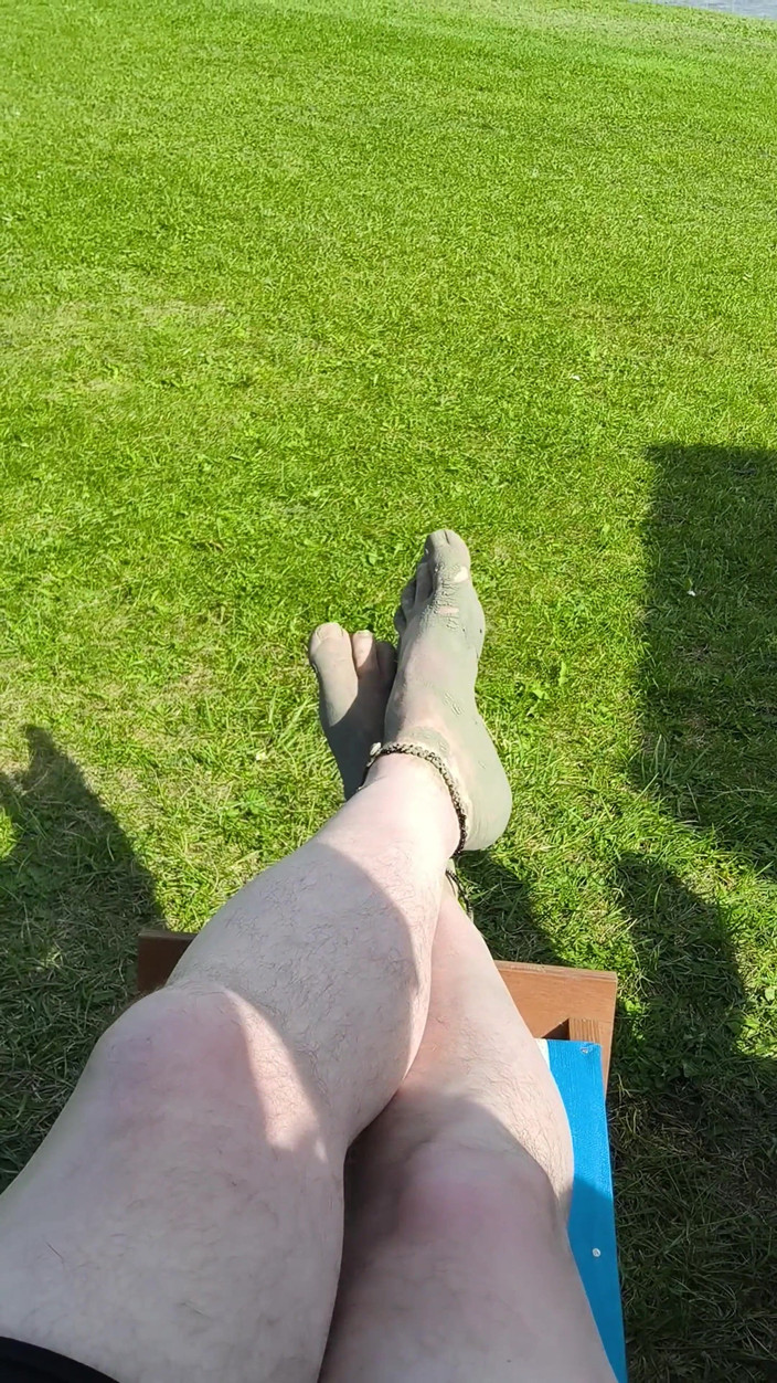 Footfetish: 裸足で潮を待って浜辺に