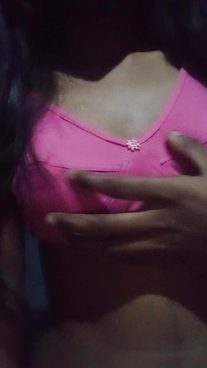 priya324: Pacar kampus lagi asik pamer tubuh aduhainya di kamar asrama