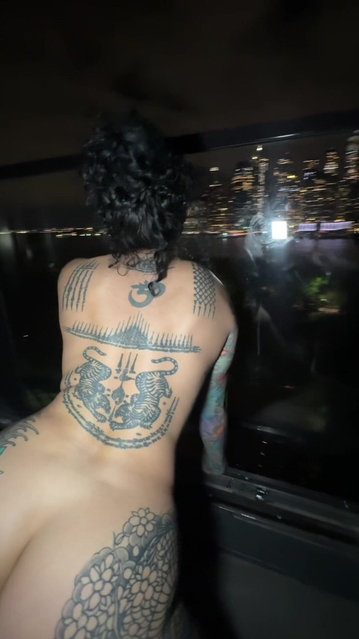 Bianca Bailee: Benar-benar bogel kecuali perbualan kotor saya... Mengusik pepek dan kaki...