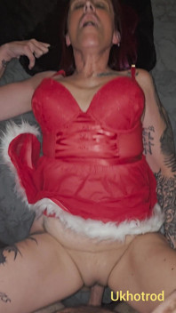 Snelle neukpartij en creampie in kerstoutfit na diep in keel pijpbeurt