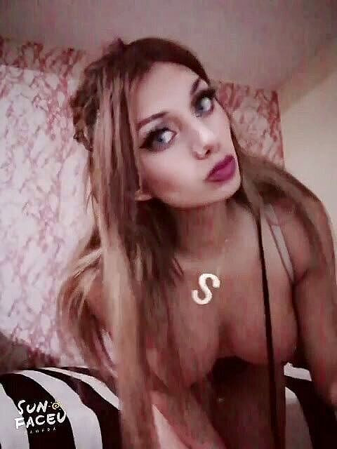 Barbietransxxxx: 变性人在酒店展示奶子