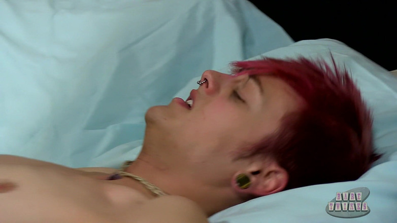 Bare Twinks: Chlapci zoufale touží po sexu bez sedla!