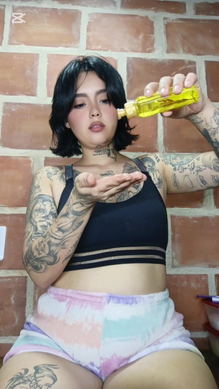 Dalyla: Ketiak dengan minyak