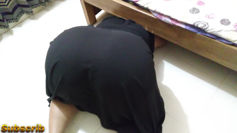 Aria Mia: Une tatie MILF indienne au cul énorme se fait coincer en...