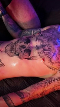 Camilo Brown oferind o labă intensă cu ulei pentru Mike Twink tatuat sexy