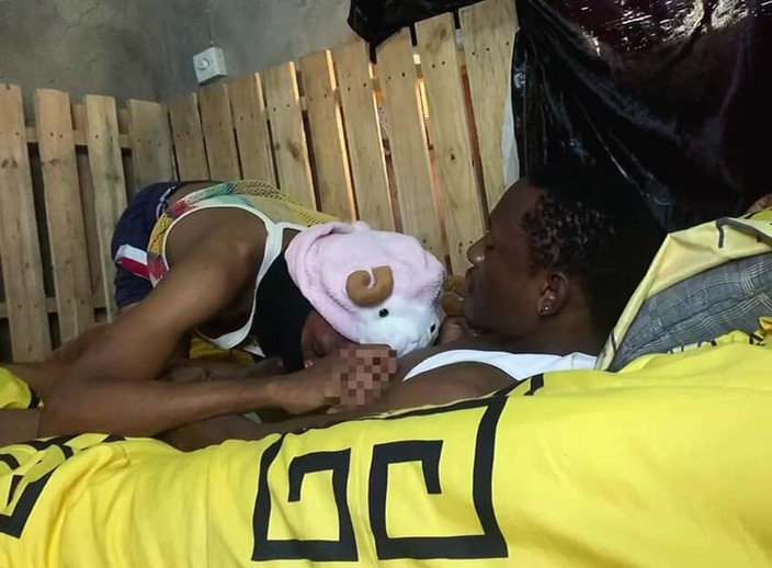 Stilesbhalifa1: Üniversiteli erkekler içeride sikişiyor bölüm 2