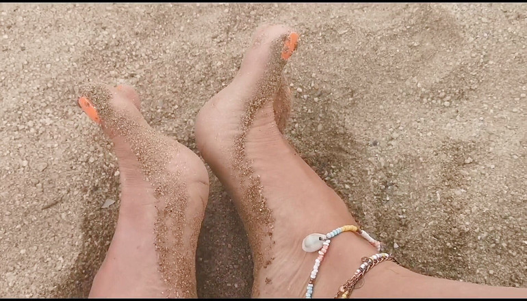 Erotic Tanya: मेरे पैरों के लिए हारे हुए