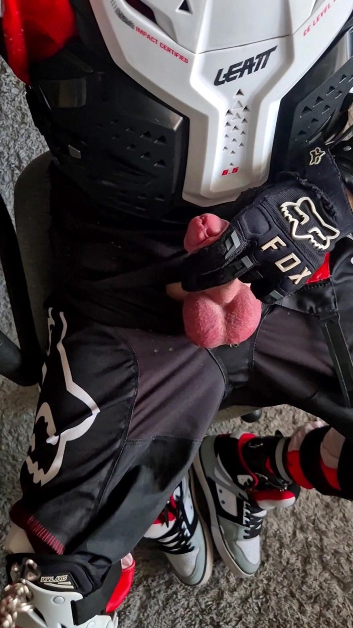 Sneakersmax98: Een lieve biker zat zes dagen opgesloten