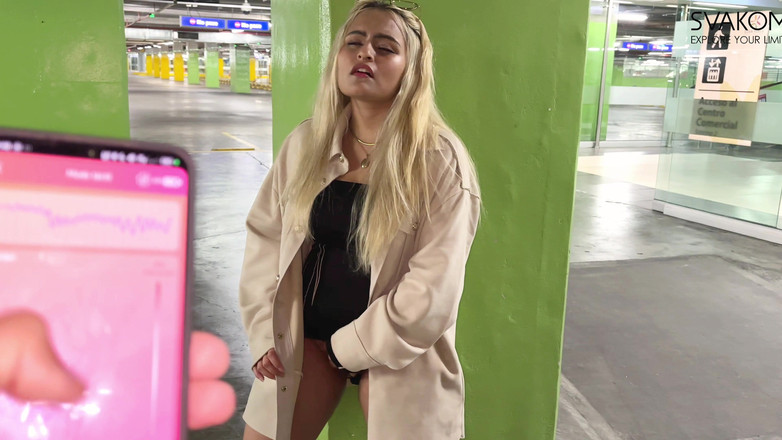 cxlila: и пусть они контролируют мою игрушку Svakom Jordan - сквирт на парковке