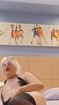 Asia Robins nue devant la caméra