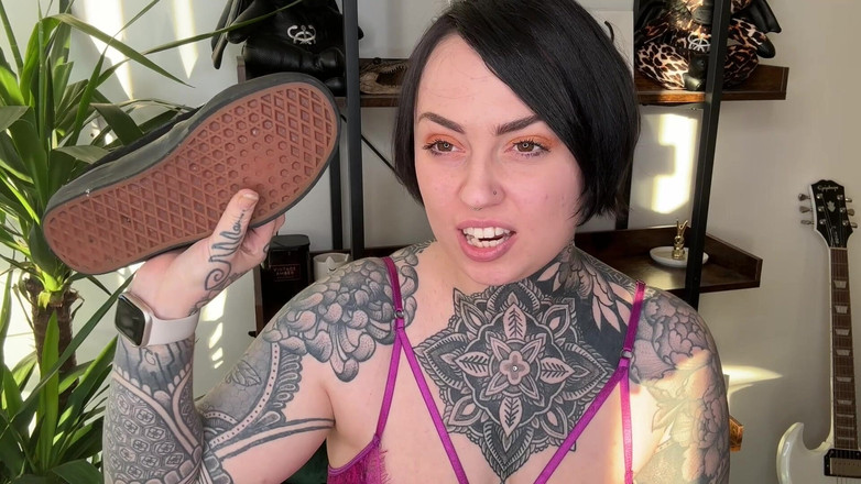 Miss Valentina: Humiliation des dessous de semelle coquines