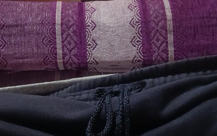 CenkAy: Si masturba in salotto e viene meravigliosamente.