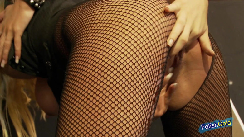 Big Boobs at Play: Nadržená blondýnka s velkými prsy se zapojila do špinavého lesbického sexu...