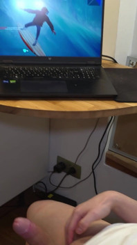 Troppo occupato con la sua console, chiedo al mio figliastro di prendermi il culo