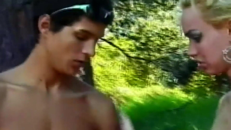 SHEMALE RETRO FUN: Insaciável loira de 18 anos drena pau transexual ao ar livre