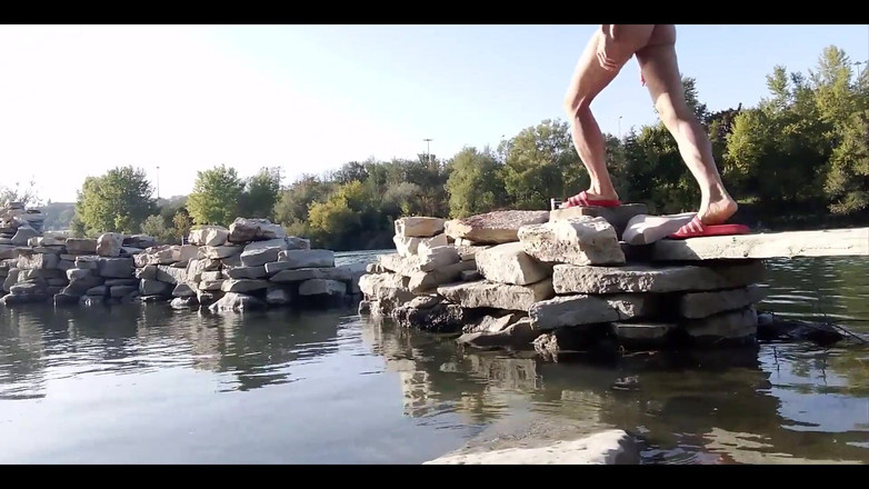 Jon Arteen: Gay Twink dělá nahou jógu venku na skalnaté pláži, gay...