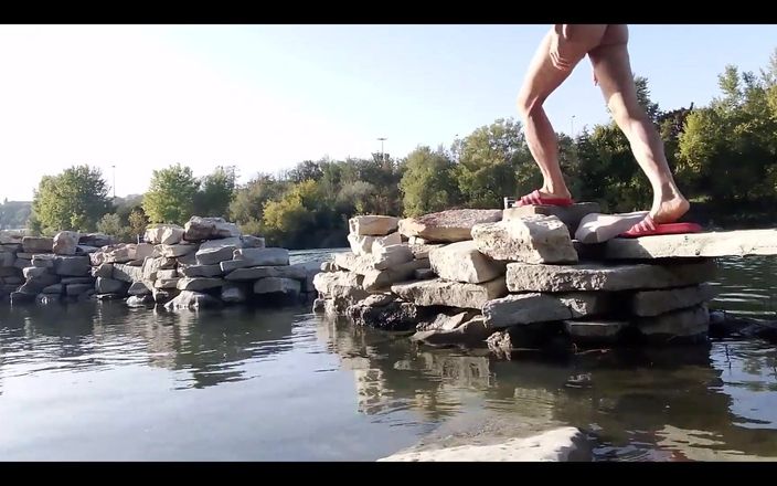 Jon Arteen: Ragazzo gay fa yoga nudo fuori su una spiaggia rocciosa,...