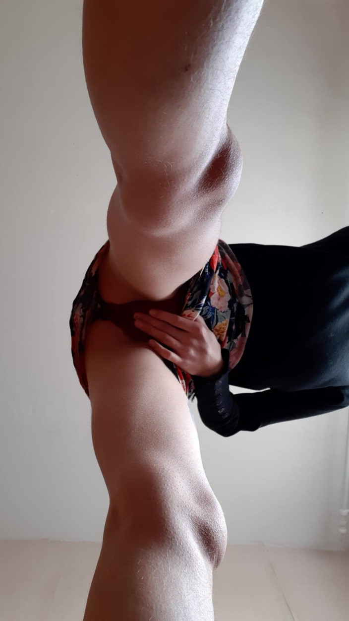 Lesbian-candys: Brünette mit enger muschi kommt auf gesicht