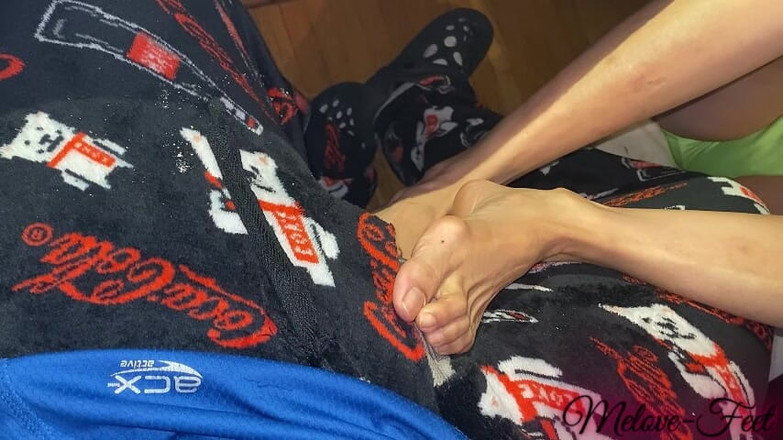 Naelor: Melove will Naelor mit ihren sexy Füßen und langen zehen...