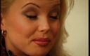 Stunning Blondes: बड़े प्राकृतिक स्तनों वाली रसदार सुनहरे बालों वाली अदालतें मैडम Knuckle सुंदर आदमी द्वारा उसकी यात्रा का भुगतान करने से पहले शॉवर में