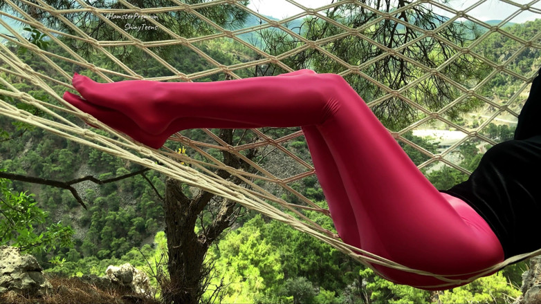 Shiny teens: Collant di spandex di rose su un'amaca nelle montagne