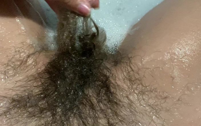 Cute Blonde 666: Hairy bush underwater in the bathtub
