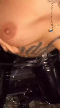 Wytatuowana milf autostopowicz połknąć nieznajomego i bierze surowy anal