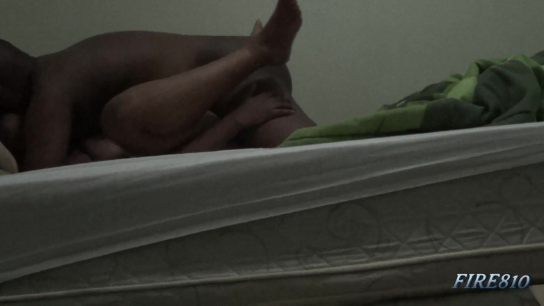 Fire810: मेरी बड़े स्तनों वाली पत्नी के साथ आपसी चरमसुख, जबकि उसके पैर चौड़े खुले हैं